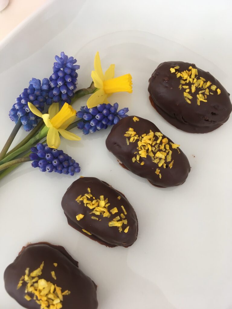 Påskeæg med dadler og chokolade